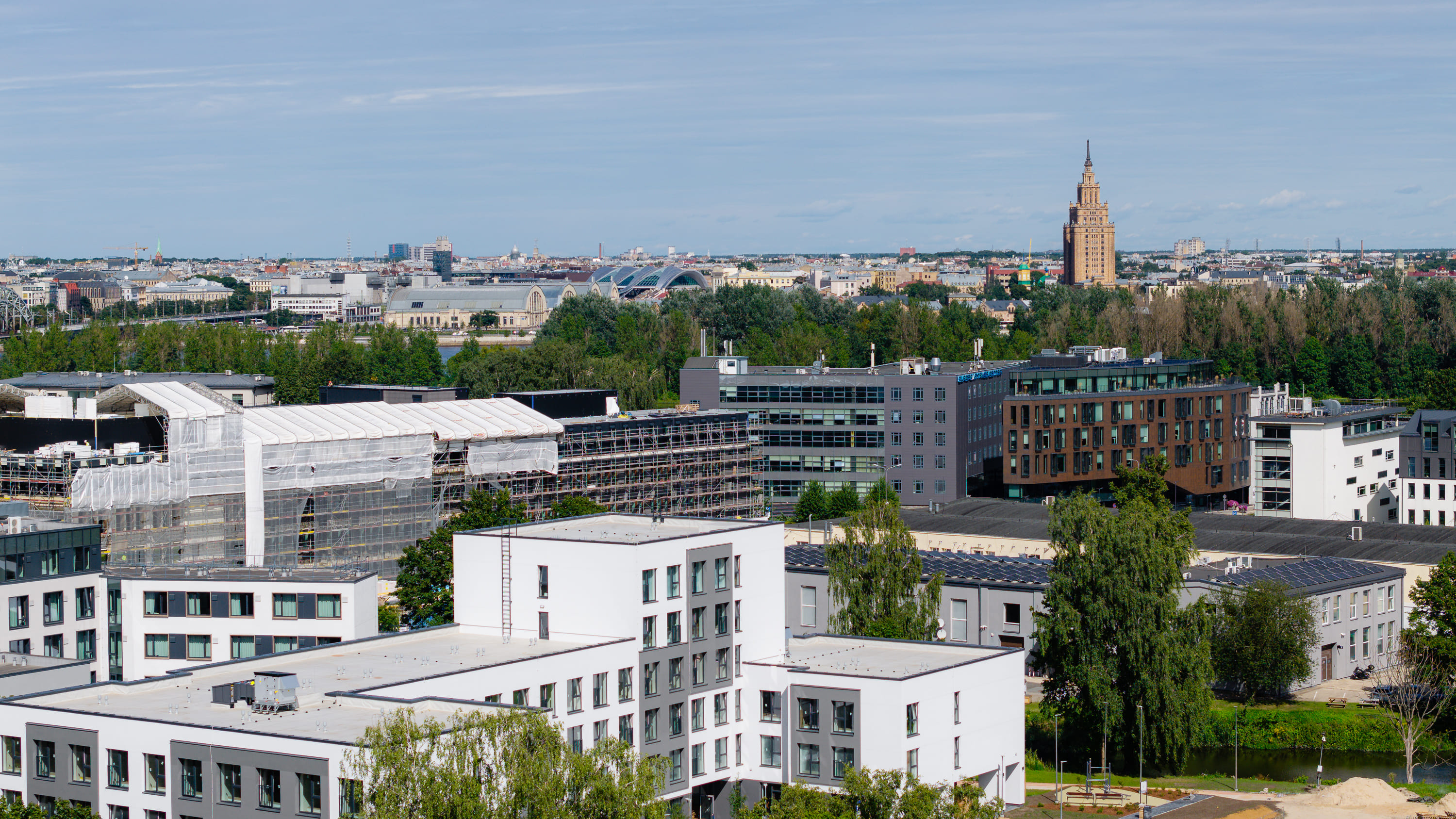 Skats uz Uniflow ēku no apkārtnes